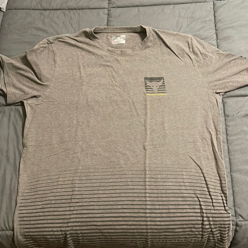 Mens UA tee, like new.